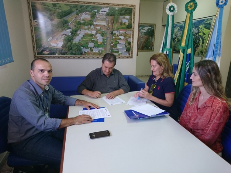 Programa incentiva instalação de caixas d'água para famí­lias carentes de Nova Laranjeiras
